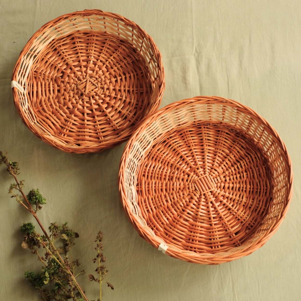 DaisyLife simple round wicker basket for festive season, storing sweets